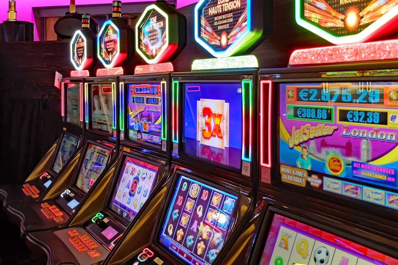 Simbol Scatter mahkota emas di Diamond Empire